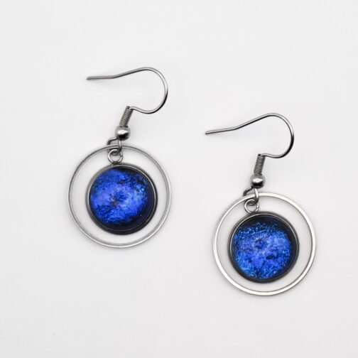 Boucles d'oreilles verre bleu foncé – Image 3